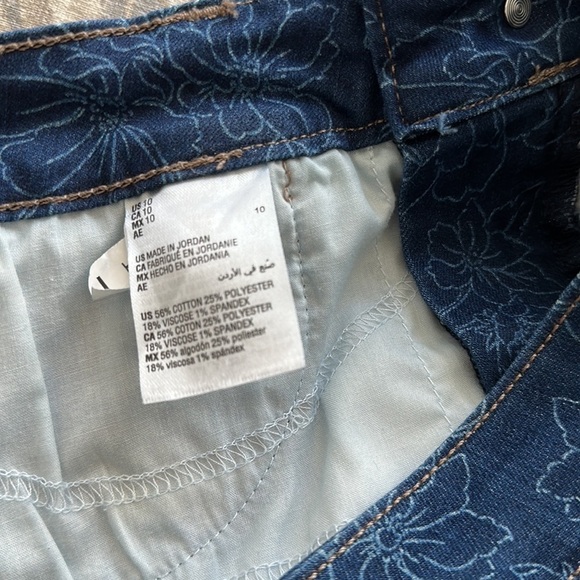Capri jeans

Charter Club Bristol Capri jeans, size 10, floral pattern - Picture 5 of 9